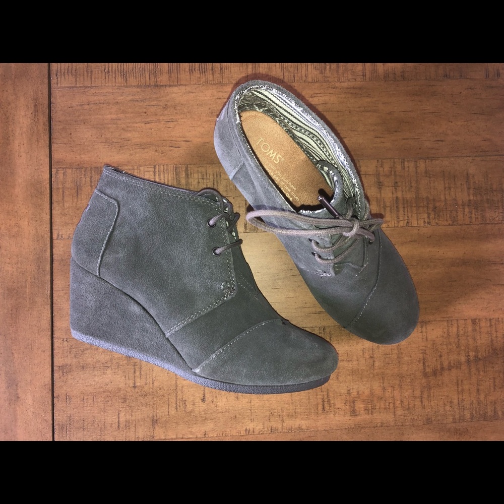 Suede Tom booties gray. New without tags!